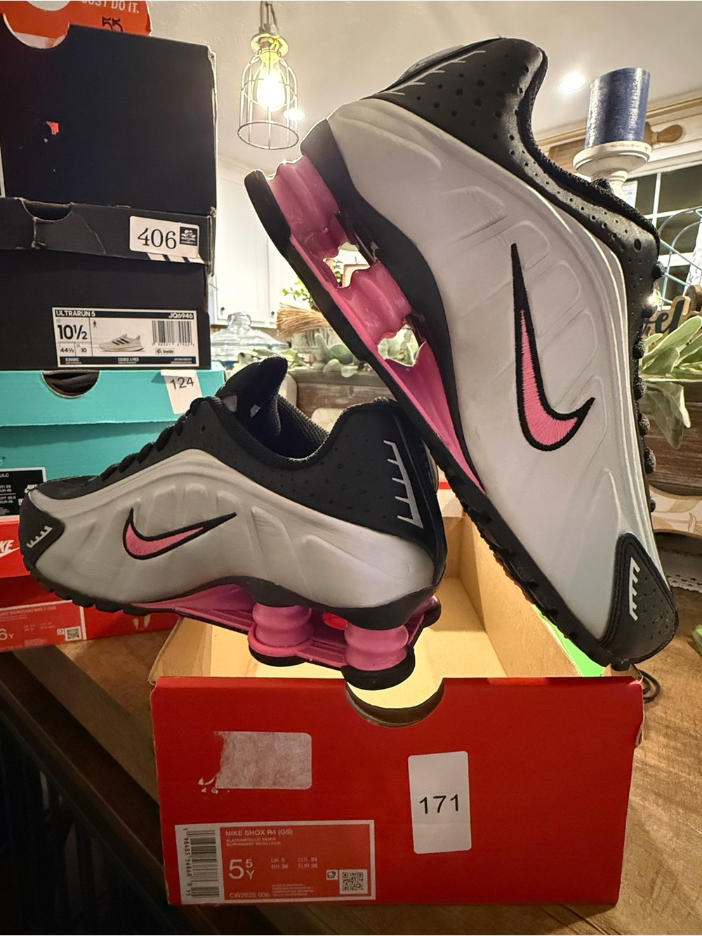 Nike Women’s Shox Sneakers in White, Black & Pink 5.5y 7women